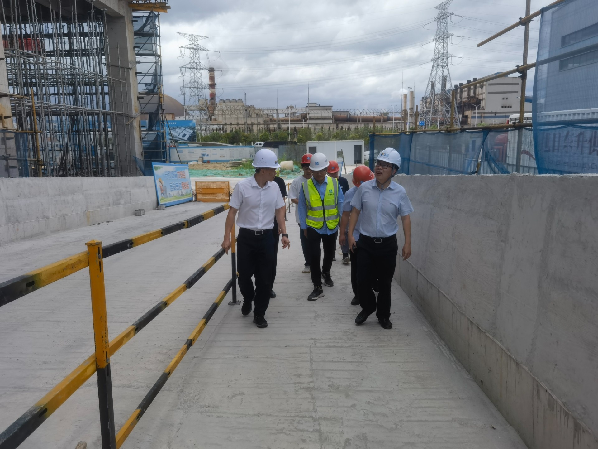 市交投集團領導深入市交投物流集團重點項目現(xiàn)場檢查指導防汛防臺風工作，曾騫拍攝1.jpg