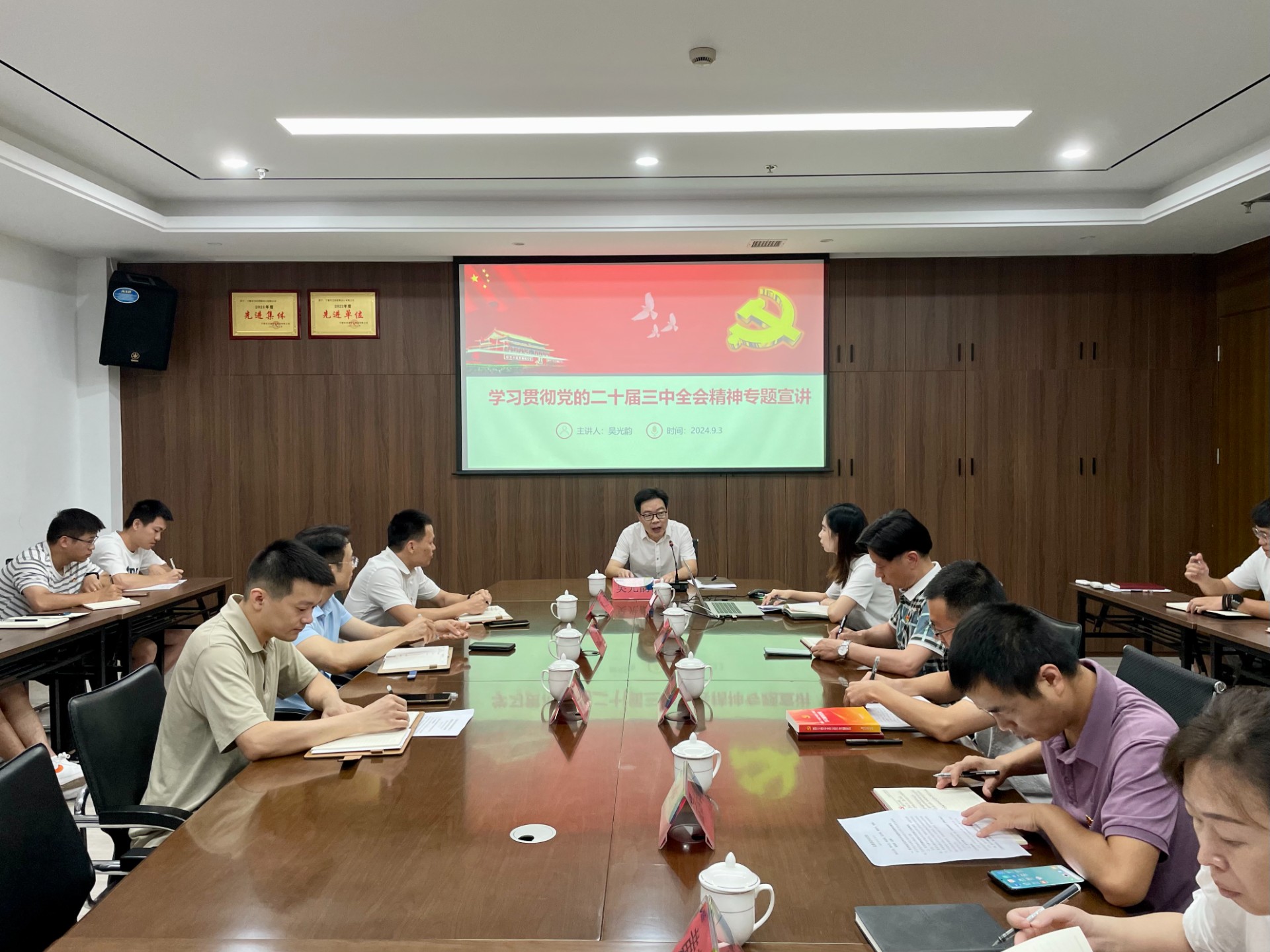 市交投集團領(lǐng)導(dǎo)深入市交投物流集團市交投勘察設(shè)計公司開展聯(lián)系點工作，葉嵐清拍攝1.jpg