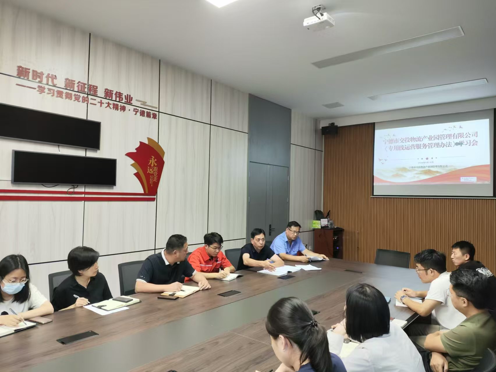 福州鐵路物流中心寧德鐵路物流營業(yè)部領(lǐng)導(dǎo)深入寧德陸港開展愛車宣傳活動，張長明拍攝.jpg