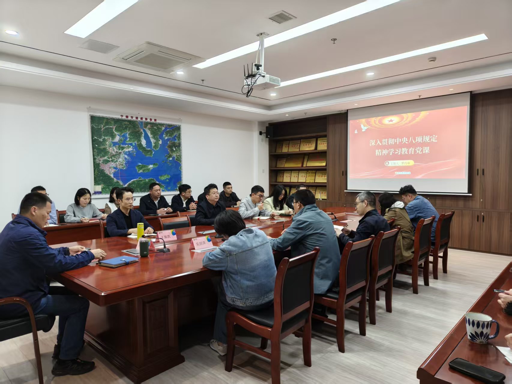 市交投物流集團黨支部開展“深入貫徹中央八項規(guī)定精神學(xué)習(xí)教育”專題黨課學(xué)習(xí).jpg