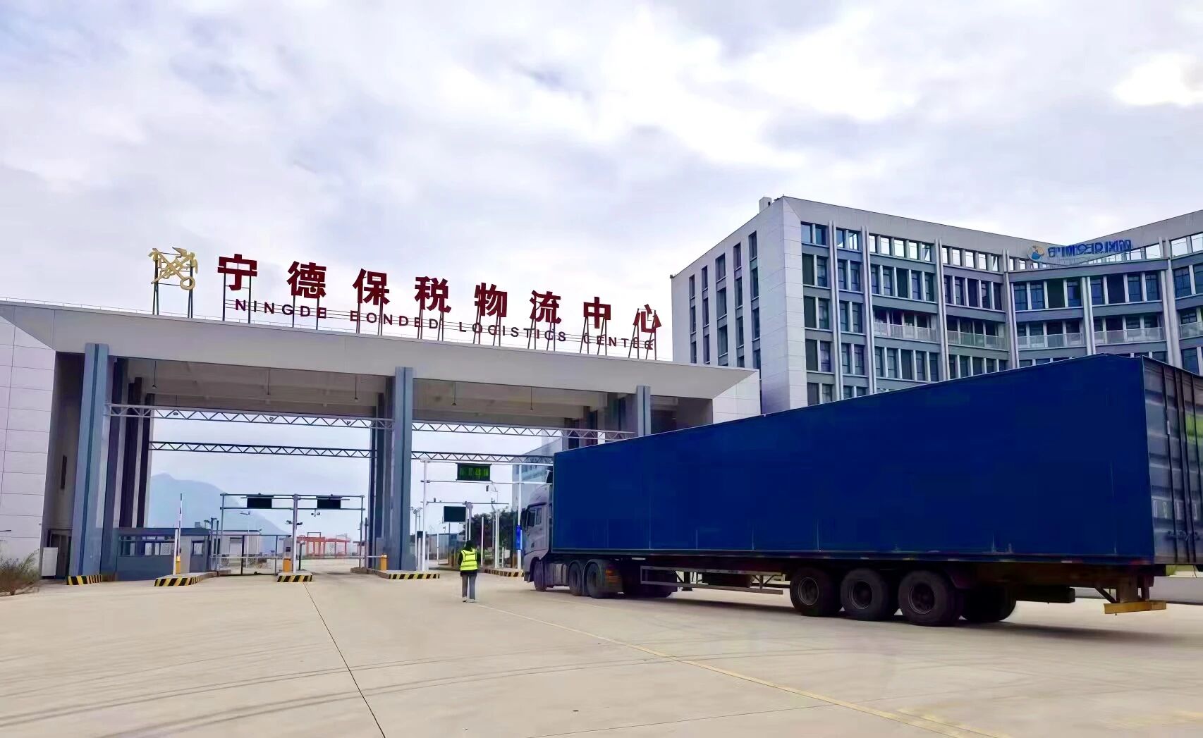 1765504905654017.jpg 2.jpg